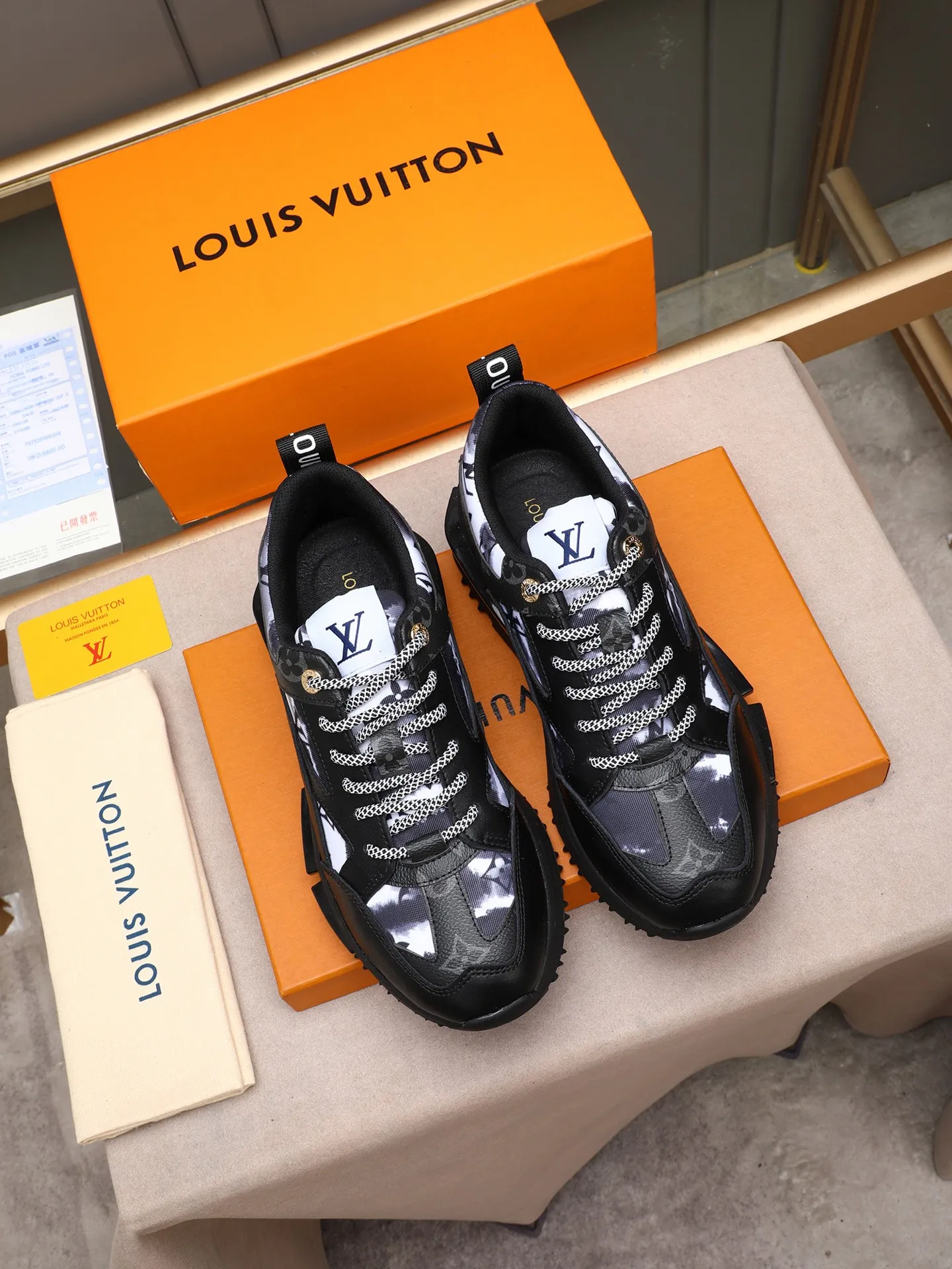 Men's shoes 💰460 [LV] Made of imported L special fabric spliced ​​with cowhide and comfortable mesh lining. Privately molded foam TPU outsole, super light and comfortable on the feet! Perfect last shape, generous and fashionable design, 4 colors available! Code number: 38–44 (45 customized
